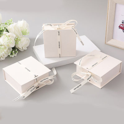 Weißband-Logo Klappgeschenk-Box Make-up-Kleidung Accessoires Starrkarton mit glänzender Lamination