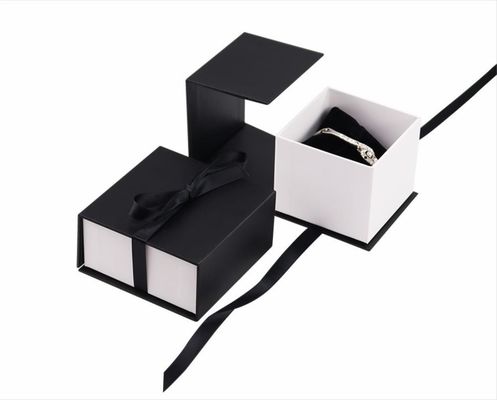Kleine schicke Papier-Hochzeitsring-Halter-Box Schmuckstücke starre Kartonbox mit Klappdeckel
