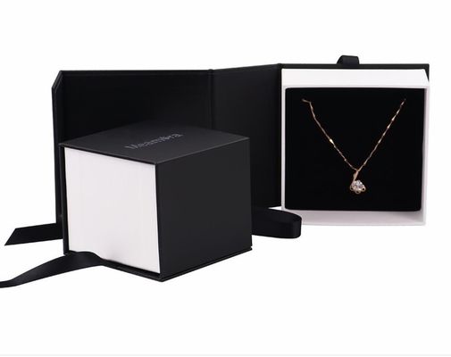 Kleine schicke Papier-Hochzeitsring-Halter-Box Schmuckstücke starre Kartonbox mit Klappdeckel