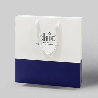 Papier-Shopping-Taschen Silberstempel mit Griff für Kleidung Bekleidung