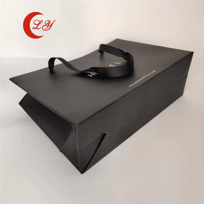 Umweltschonende schwarze Geschenkpapiertaschen mit Ihrem eigenen Logo aus recycelten Materialien