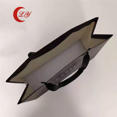 Umweltschonende schwarze Geschenkpapiertaschen mit Ihrem eigenen Logo aus recycelten Materialien