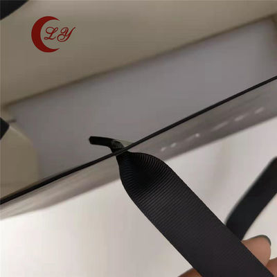 Umweltschonende schwarze Geschenkpapiertaschen mit Ihrem eigenen Logo aus recycelten Materialien