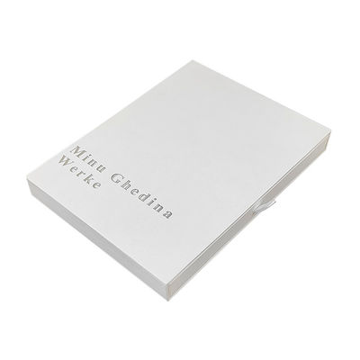 Weiße Schachtel mit Texturmuster einfach elegant mit Logo Silber glänzend Karton Schublade Schmuck Kleines Geschenk Verpackung