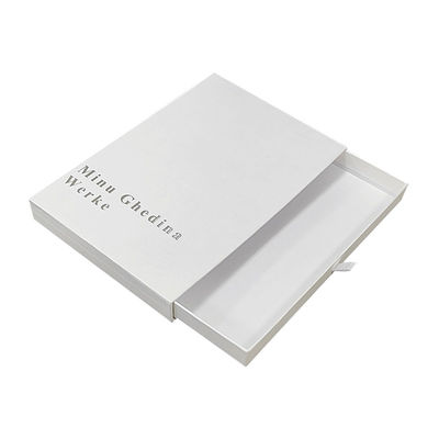 Weiße Schachtel mit Texturmuster einfach elegant mit Logo Silber glänzend Karton Schublade Schmuck Kleines Geschenk Verpackung