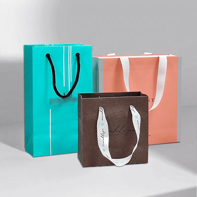 High-End-Handgeschenktaschen Kleidungsgeschäft Personalisierte Kunsthandwerk Kraft Papiertaschen Geschenkverpackung