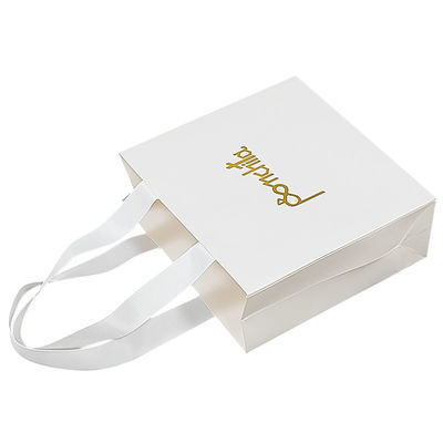 Custom White Black Paper einfache Papiertaschen für Kleider Einkaufen mit Ihrem eigenen Logo gedruckt