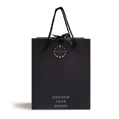 Custom Design Luxus Schwarz Matte Dicke Papier Kleidung Verpackung Geschenk Einkaufstüte mit Logo Band und Griff