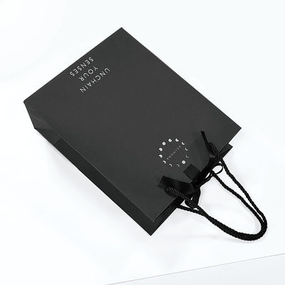 Custom Design Luxus Schwarz Matte Dicke Papier Kleidung Verpackung Geschenk Einkaufstüte mit Logo Band und Griff