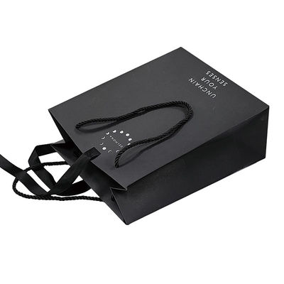 Custom Design Luxus Schwarz Matte Dicke Papier Kleidung Verpackung Geschenk Einkaufstüte mit Logo Band und Griff