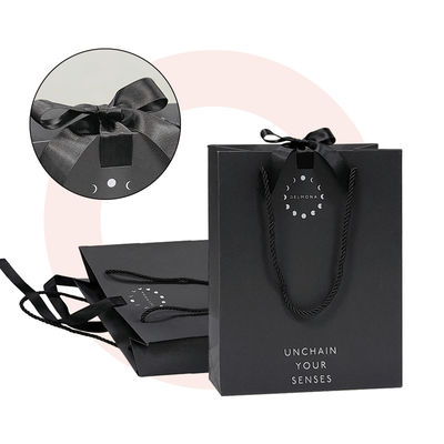 Custom Design Luxus Schwarz Matte Dicke Papier Kleidung Verpackung Geschenk Einkaufstüte mit Logo Band und Griff