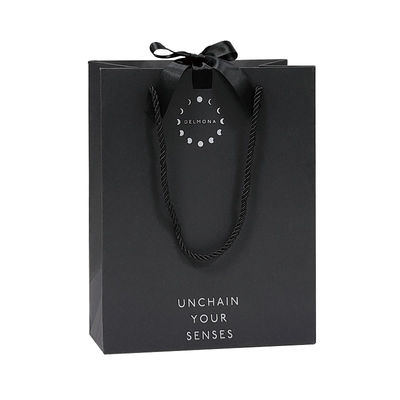 Custom Design Luxus Schwarz Matte Dicke Papier Kleidung Verpackung Geschenk Einkaufstüte mit Logo Band und Griff