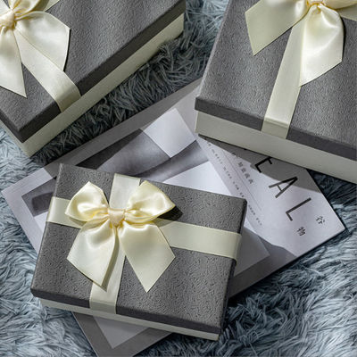 High-End Geschenkbox Verpackung anpassbare Größe zum Valentinstag Muttertag Schwarz-Weiß-Bogen-Dekoration Geschenkbox