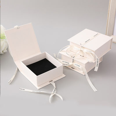 Weißband-Logo Klappgeschenk-Box Make-up-Kleidung Accessoires Starrkarton mit glänzender Lamination
