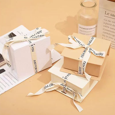 Weißband-Logo Klappgeschenk-Box Make-up-Kleidung Accessoires Starrkarton mit glänzender Lamination