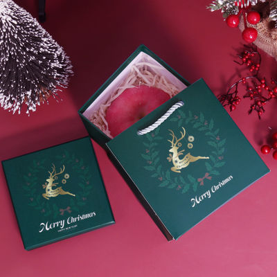 Luxuriöse, individuelle Weihnachtsverpackung im Stil von umweltfreundlichen Geschenkverpackungen aus Karton, roter Deckel, Weihnachtsband, Geschenkbox-Set