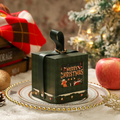 Luxuriöse Weihnachtsgeschenkbox Elegantes Gold-Rot-Design für Familienfeiern