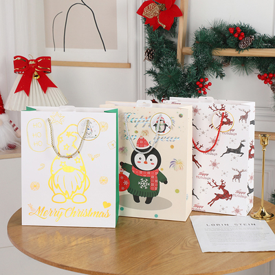 Umweltfreundliche grüne, recycelte Weihnachtspapiertüten Nachhaltige Lösungen für die Verpackung von Weihnachtsgeschenken