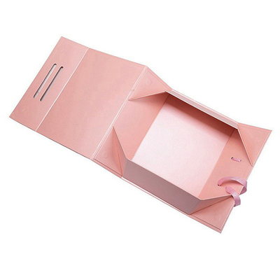 Luxuriöse rosa gedruckte Magnetgeschenkboxen Bandgriffe kundenspezifisches Logo starre Kartonverpackungen für Kleidung