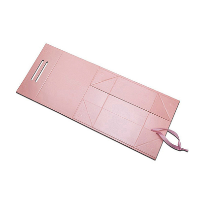 Luxuriöse rosa gedruckte Magnetgeschenkboxen Bandgriffe kundenspezifisches Logo starre Kartonverpackungen für Kleidung