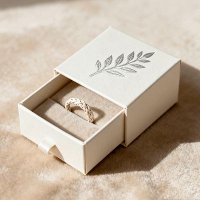 Vintage Luxus Individuelles Logo Ringboxen Elfenbein Karton mit Schwamm Samtfutter Prägung Lackierung UV-Beschichtung Druckbearbeitung