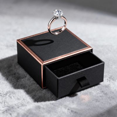 Vintage Luxus Individuelles Logo Ringboxen Elfenbein Karton mit Schwamm Samtfutter Prägung Lackierung UV-Beschichtung Druckbearbeitung