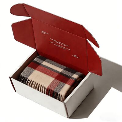 Kleiderpackungen aus weißen Kartons mit Logo