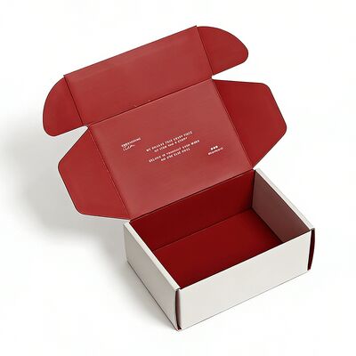 Kleiderpackungen aus weißen Kartons mit Logo