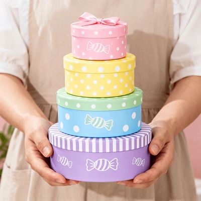Spezielle Geschenkschachteln und zylindrische Boxen für Kuchen, Süßigkeiten, Pralinen und Kerzen